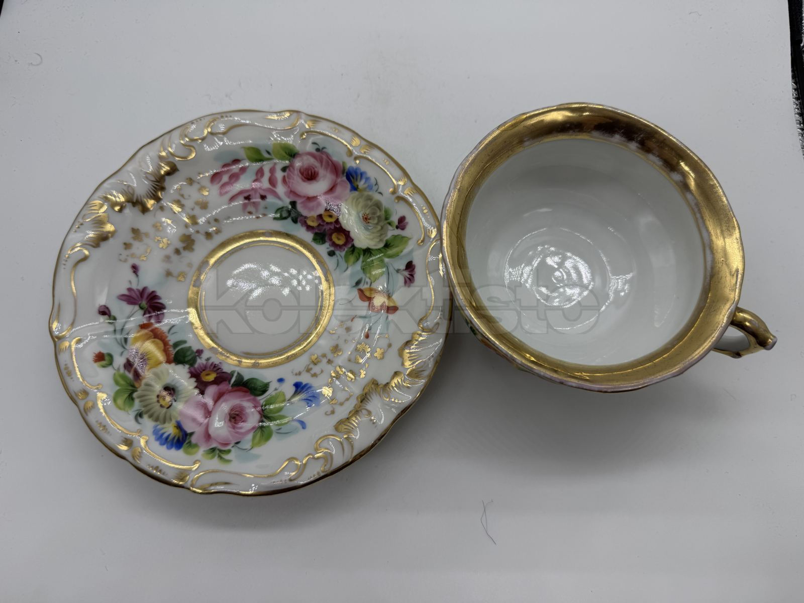 Porcelánový šálek s podšálkem s plastickým dekorem