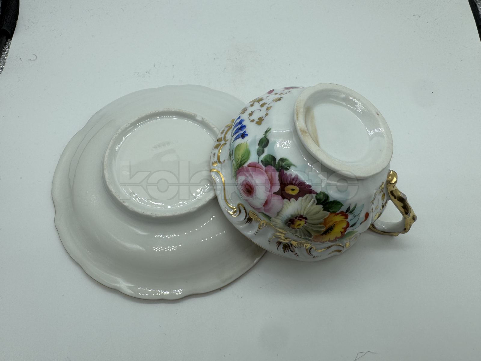 Porcelánový šálek s podšálkem s plastickým dekorem