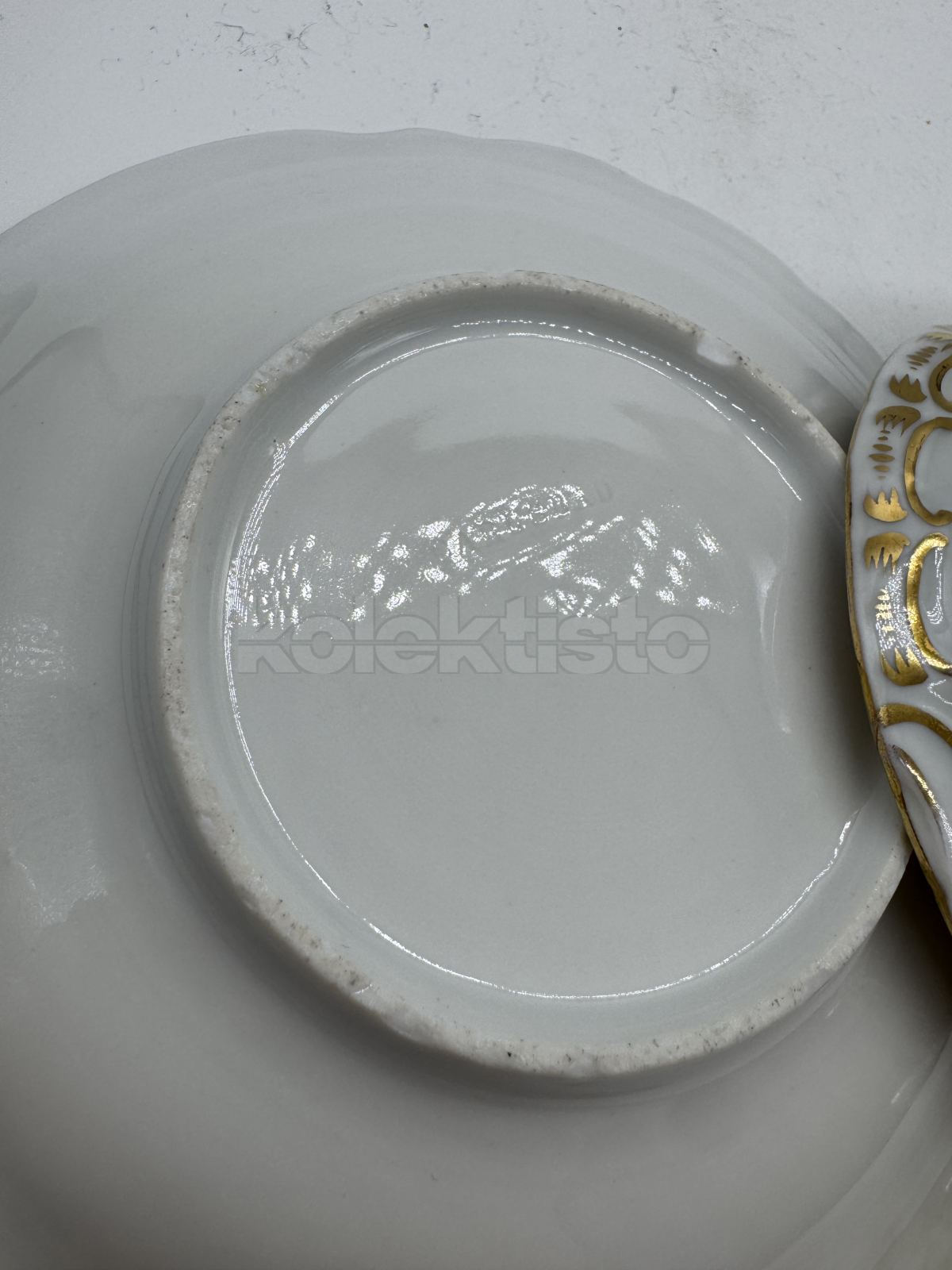 Porcelánový šálek s podšálkem s plastickým dekorem
