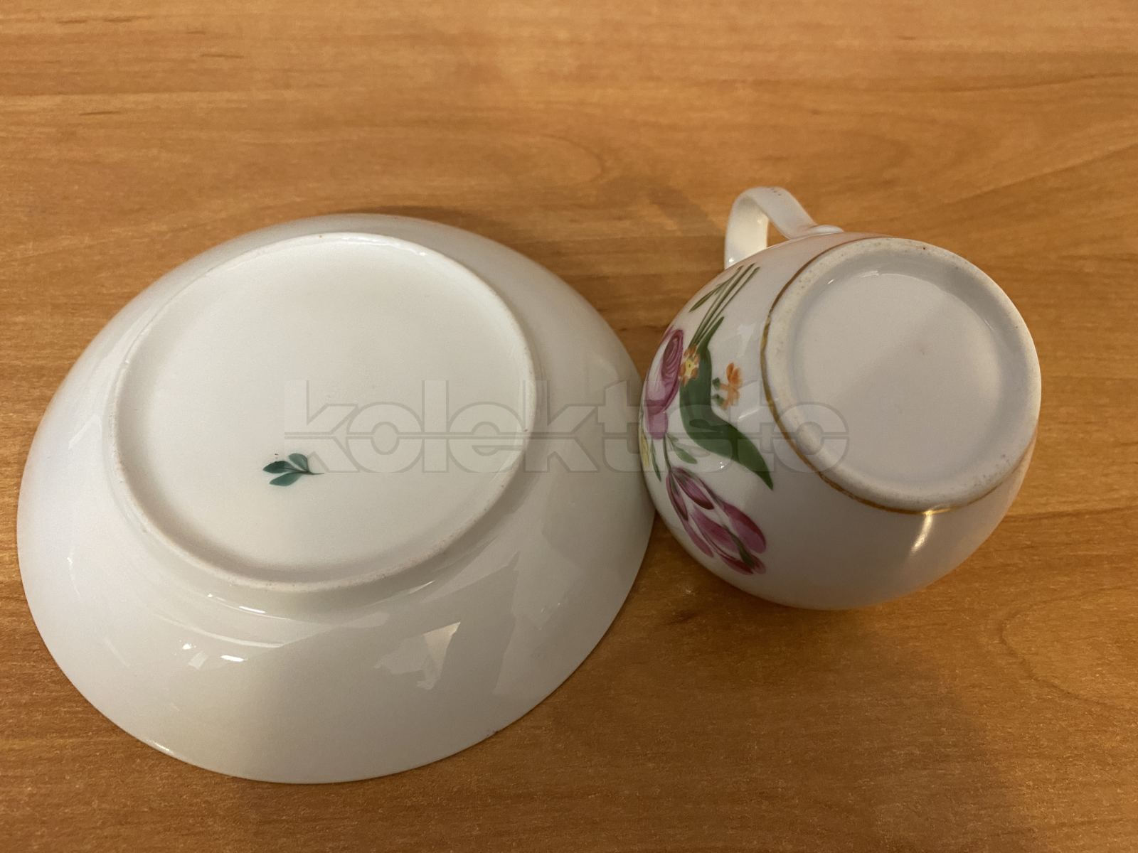 Porcelánový šálek s podšálkem