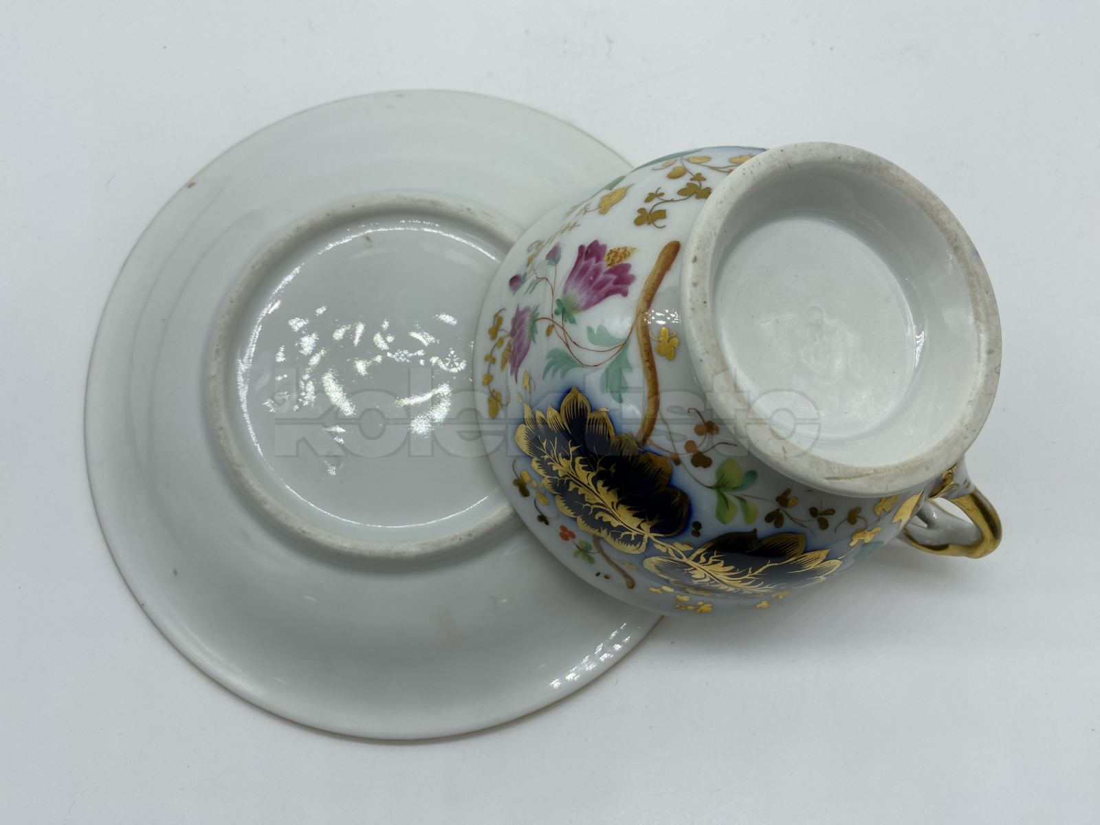 Porcelánový šálek s podšálkem