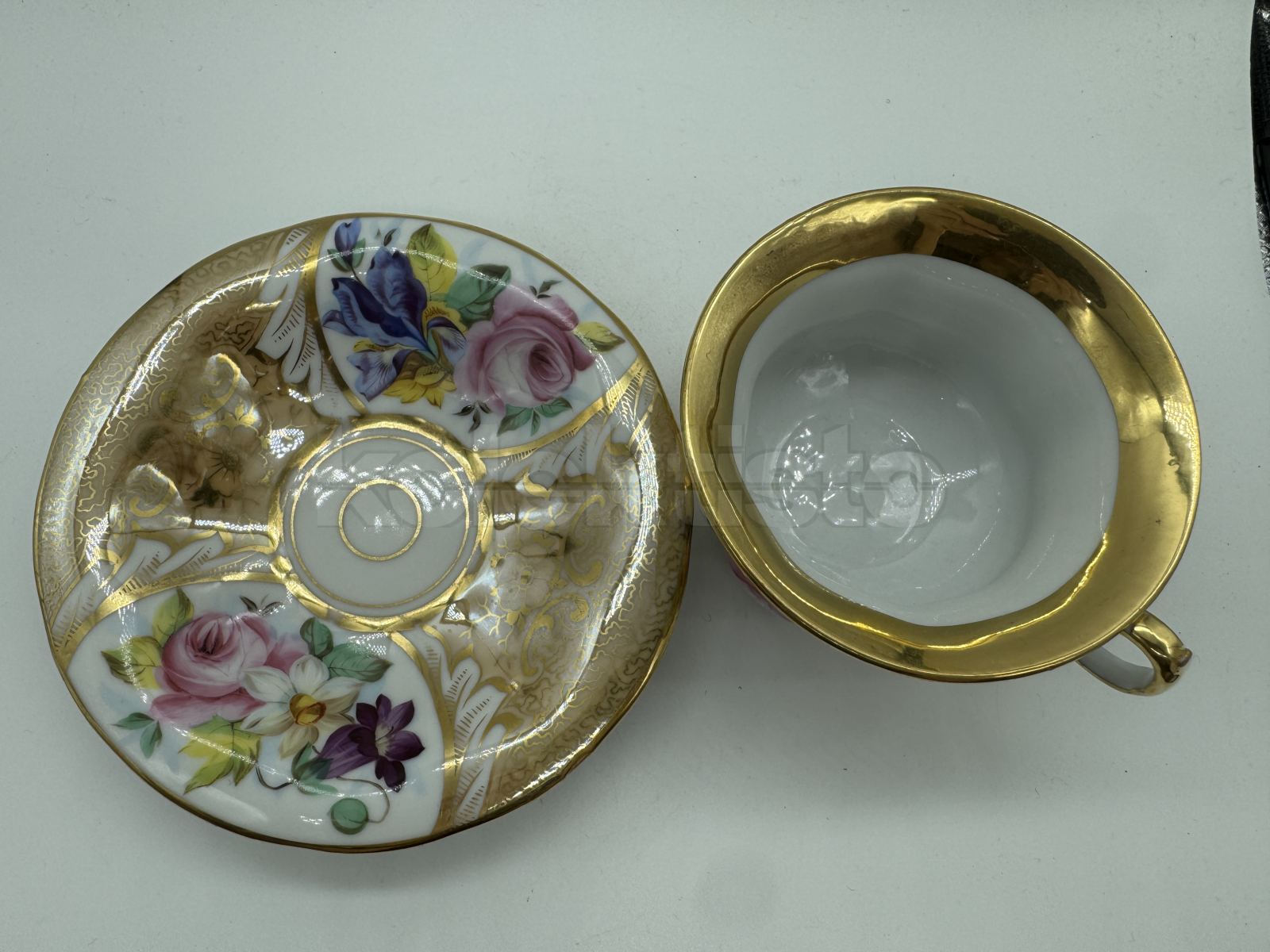 Porcelánový šálek s podšálkem