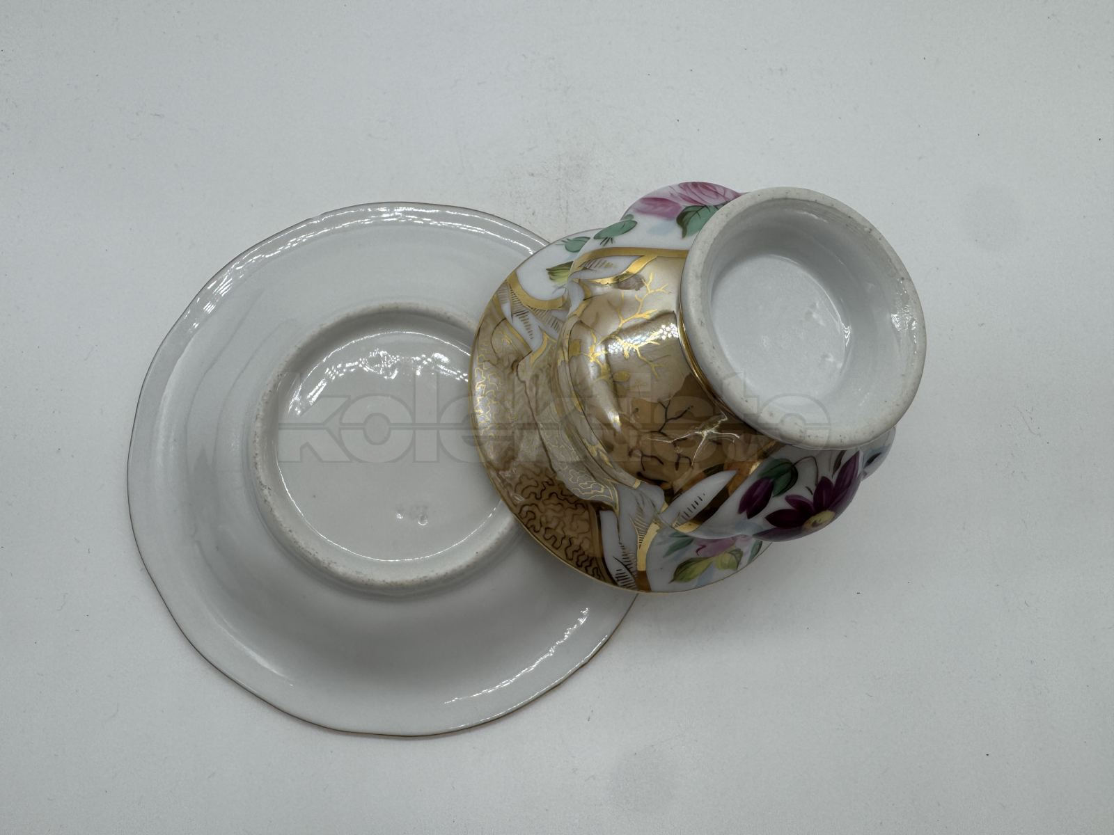 Porcelánový šálek s podšálkem