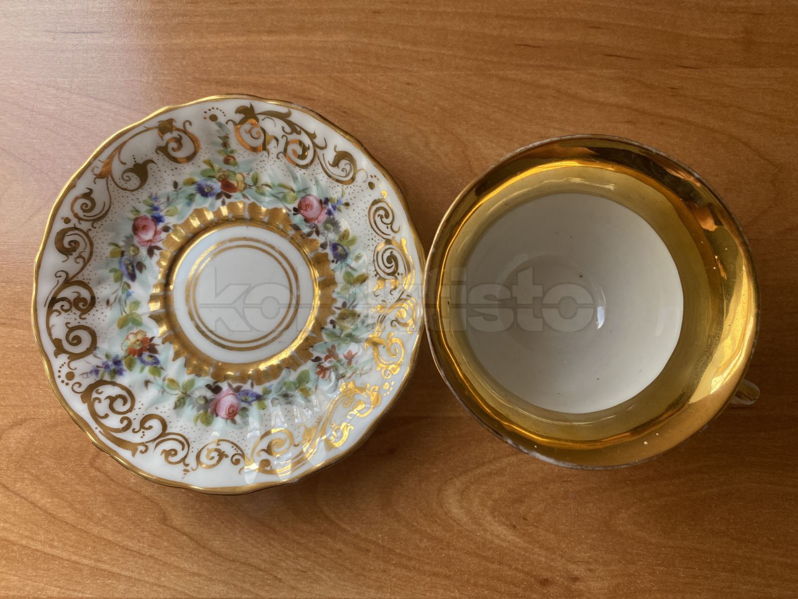 Porcelánový šálek s podšálkem