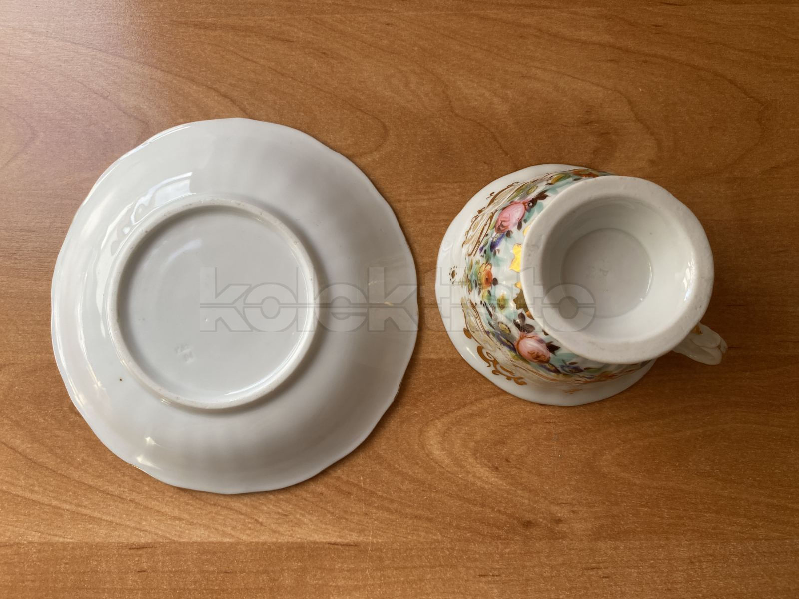 Porcelánový šálek s podšálkem