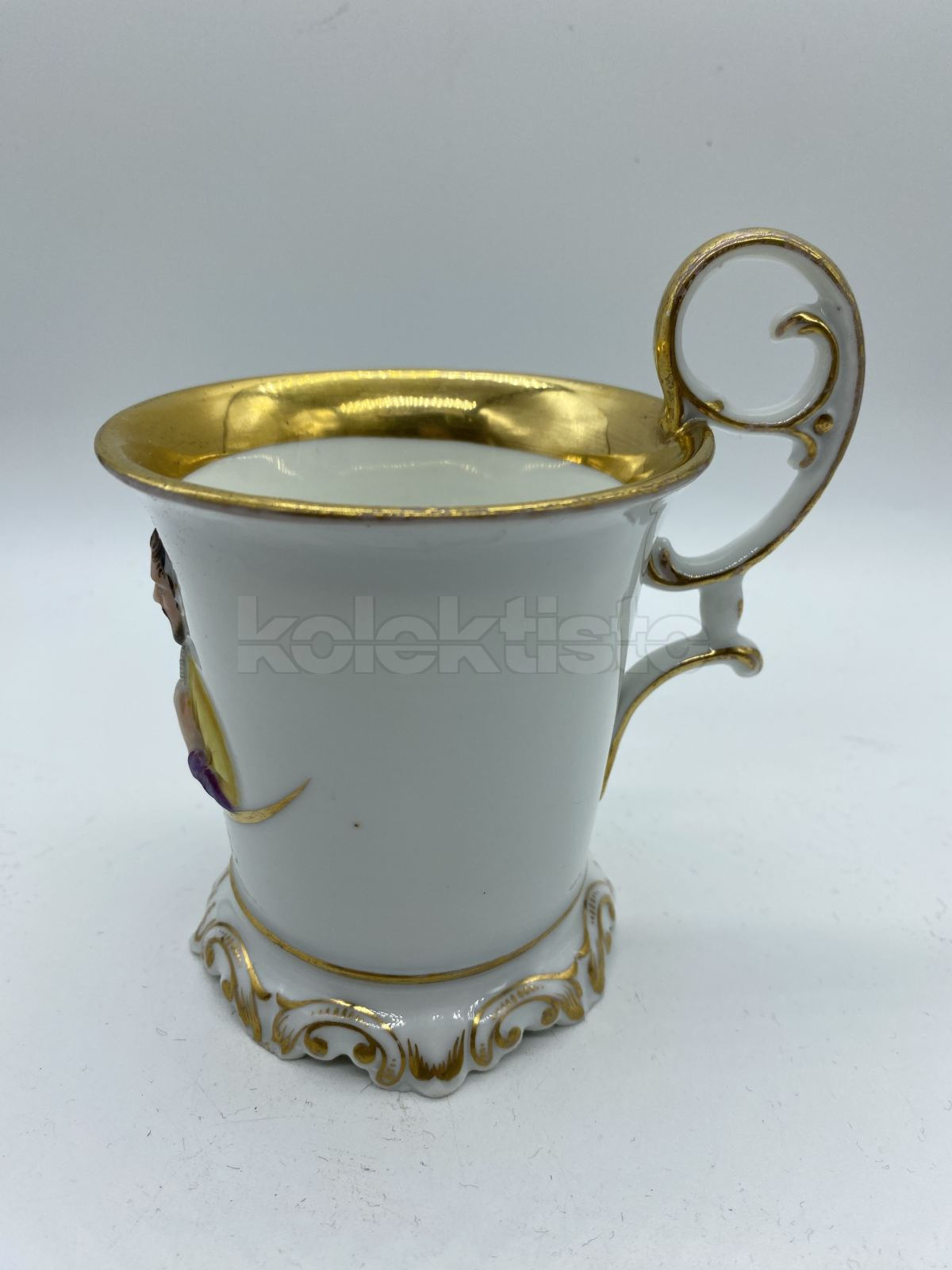 Porcelánový šálek