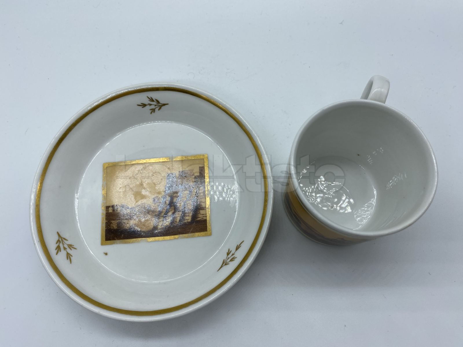 Porcelánový šálek s podšálkem