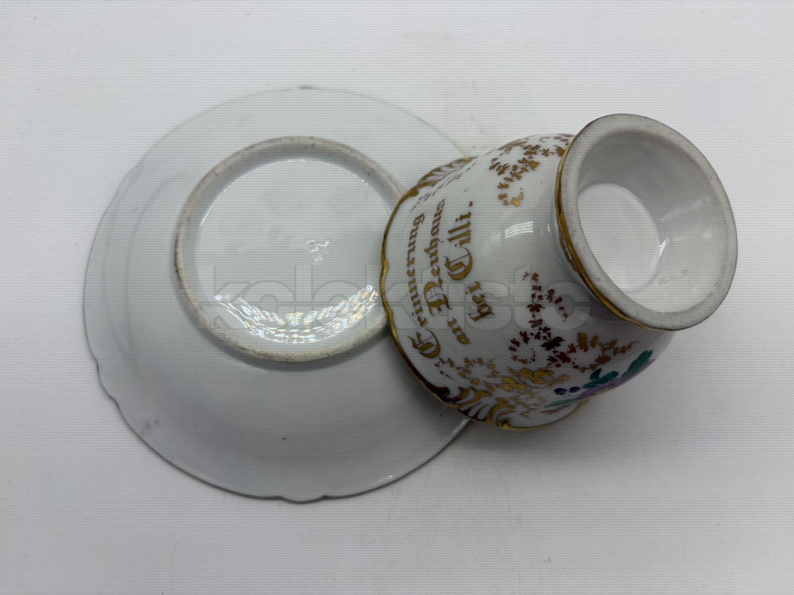 Porcelánový šálek s podšálkem