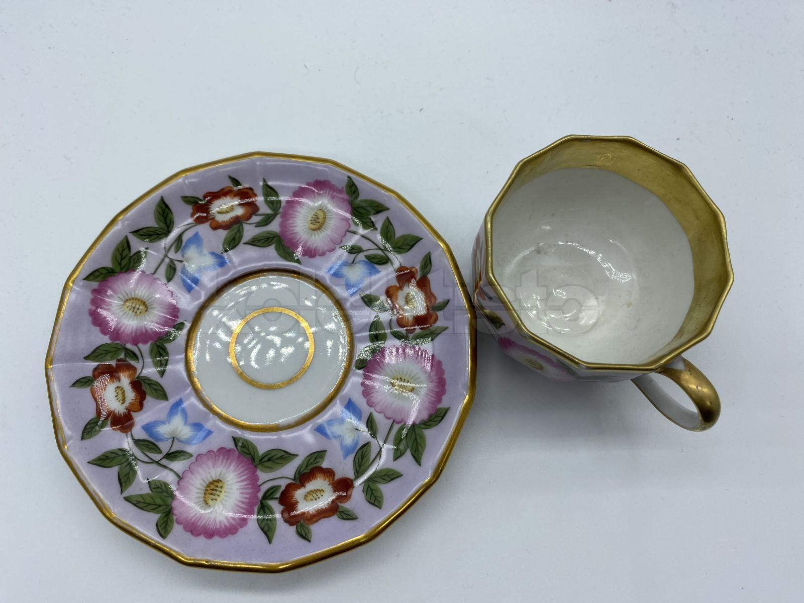 Porcelánový šálek s podšálkem