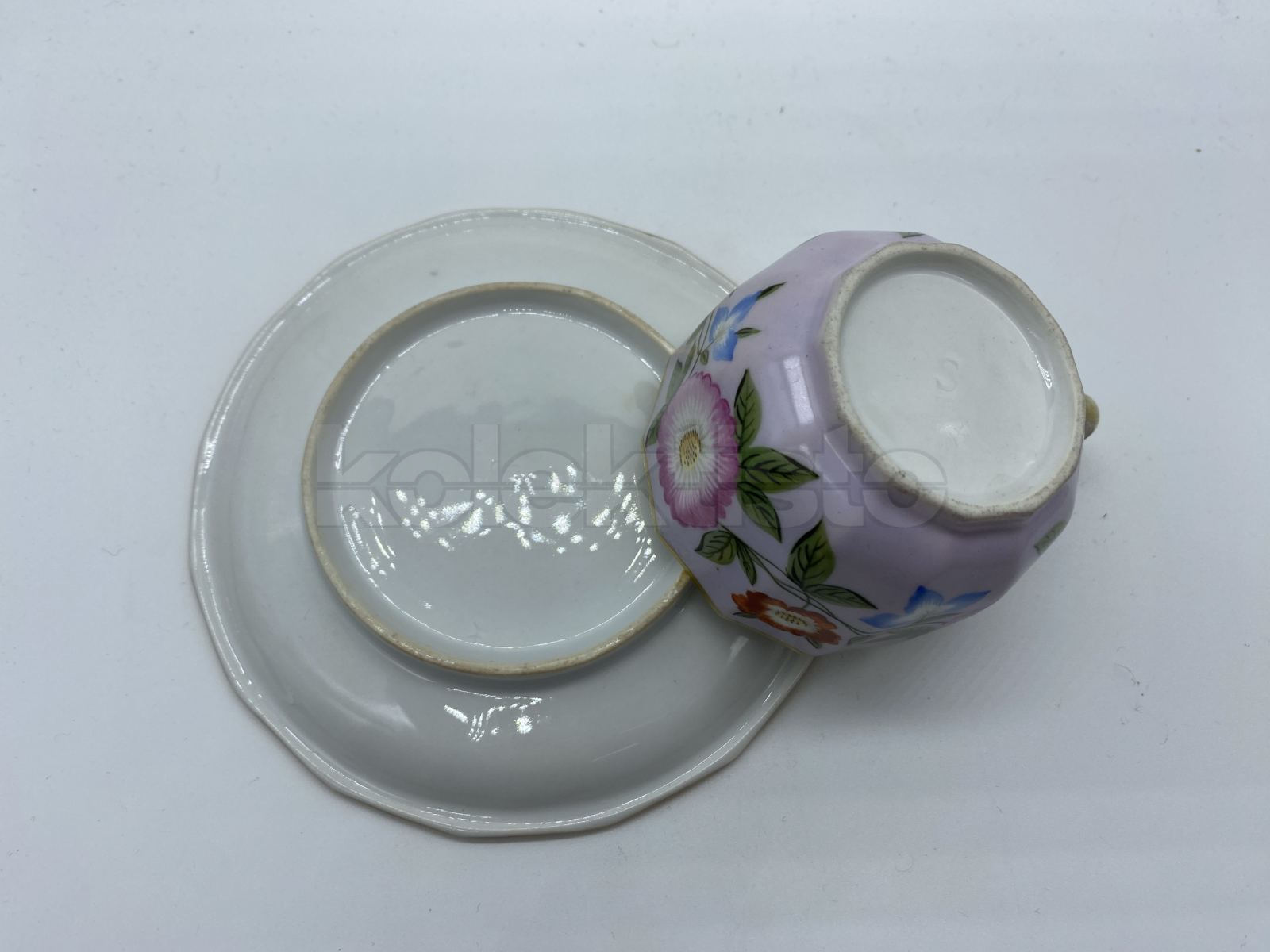 Porcelánový šálek s podšálkem