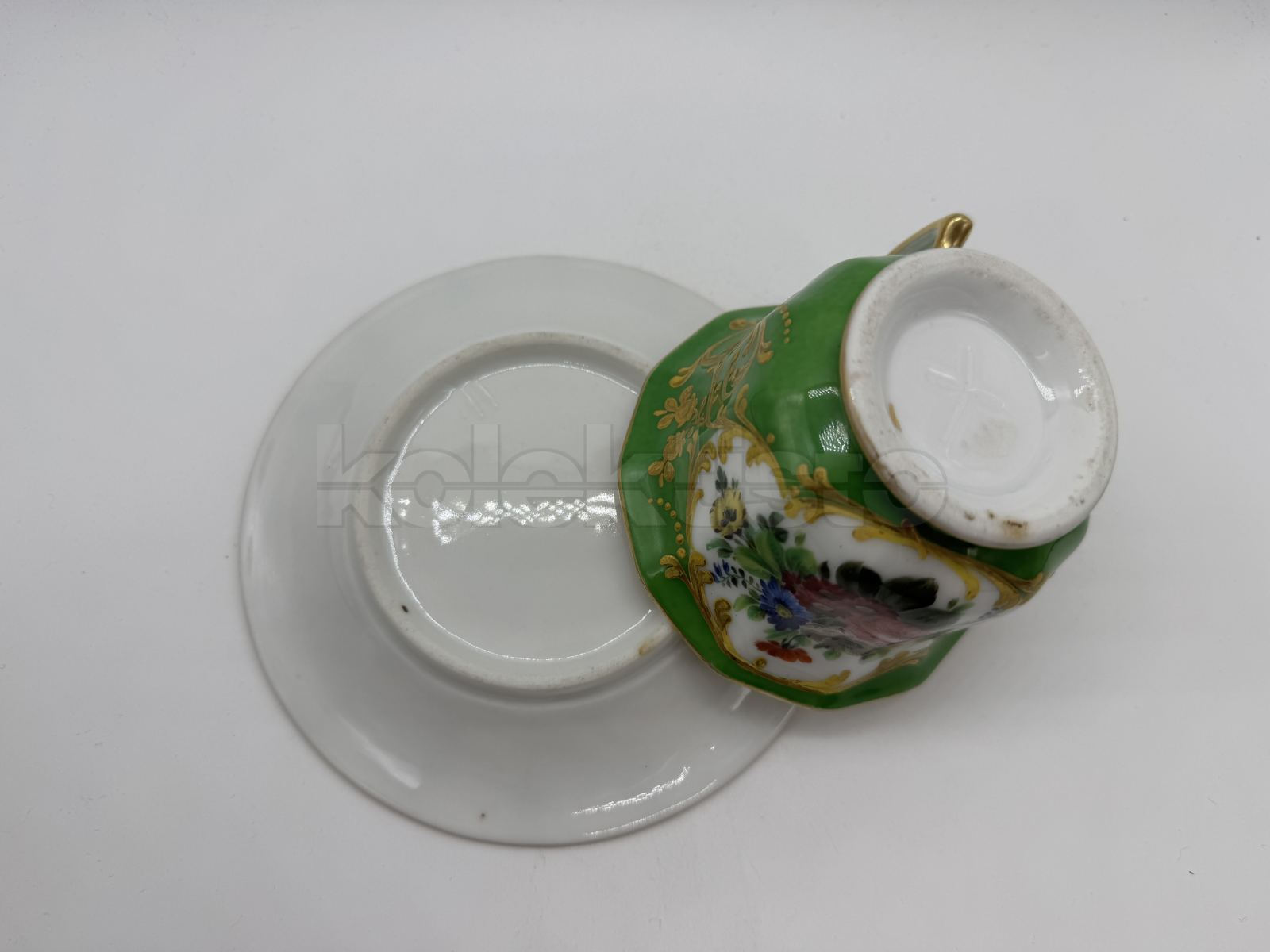 Porcelánový šálek s podšálkem