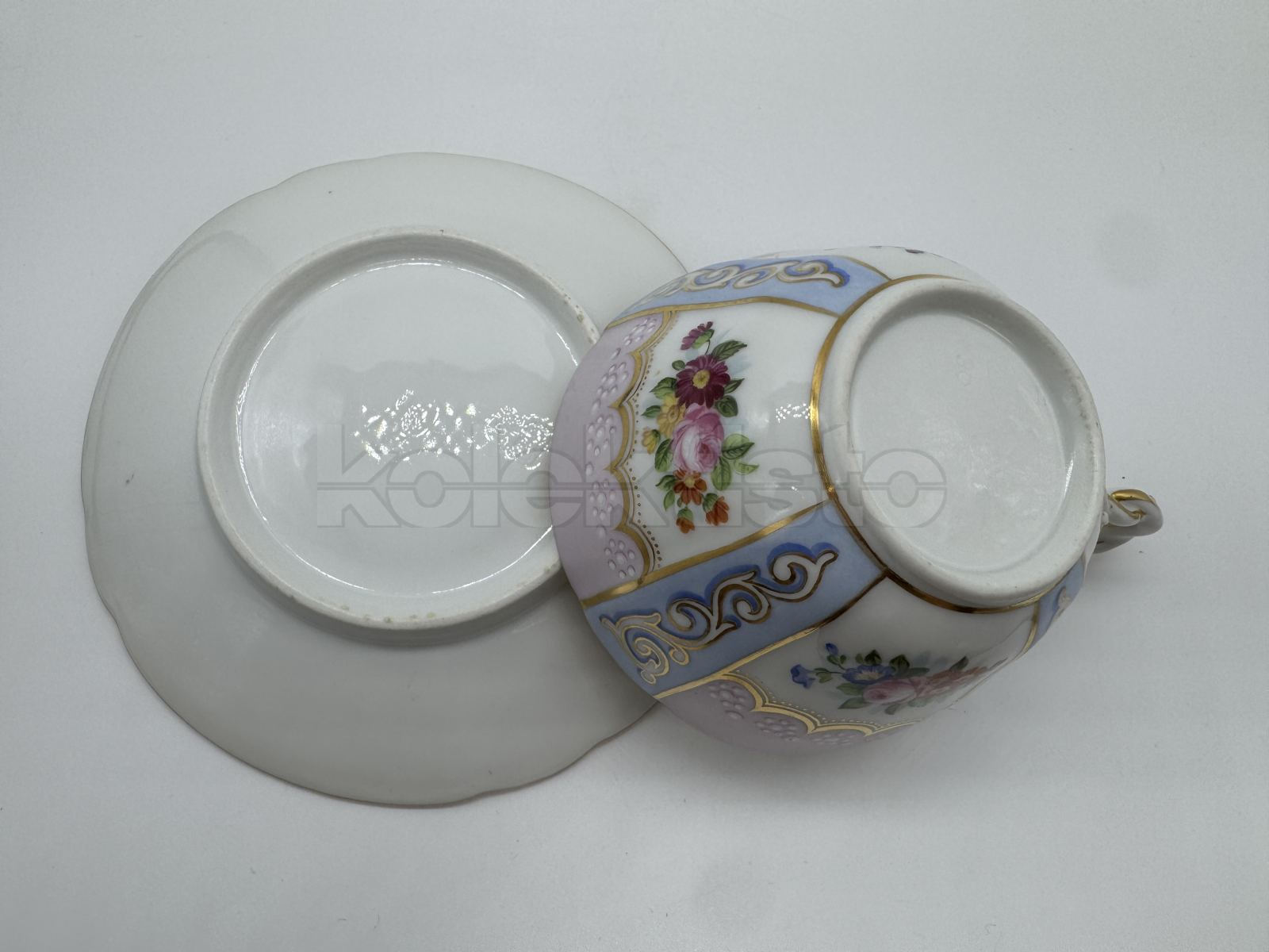 Porcelánový šálek s podšálkem