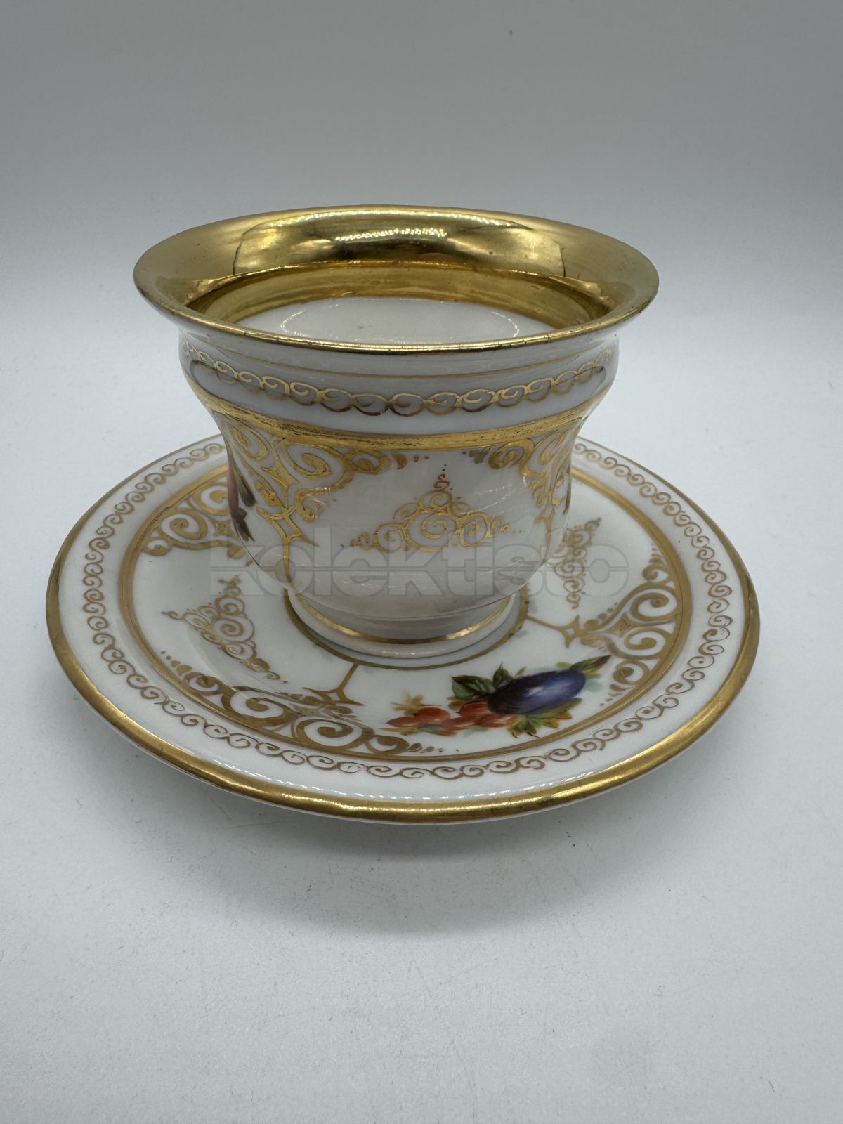 Porcelánový šálek s podšálkem