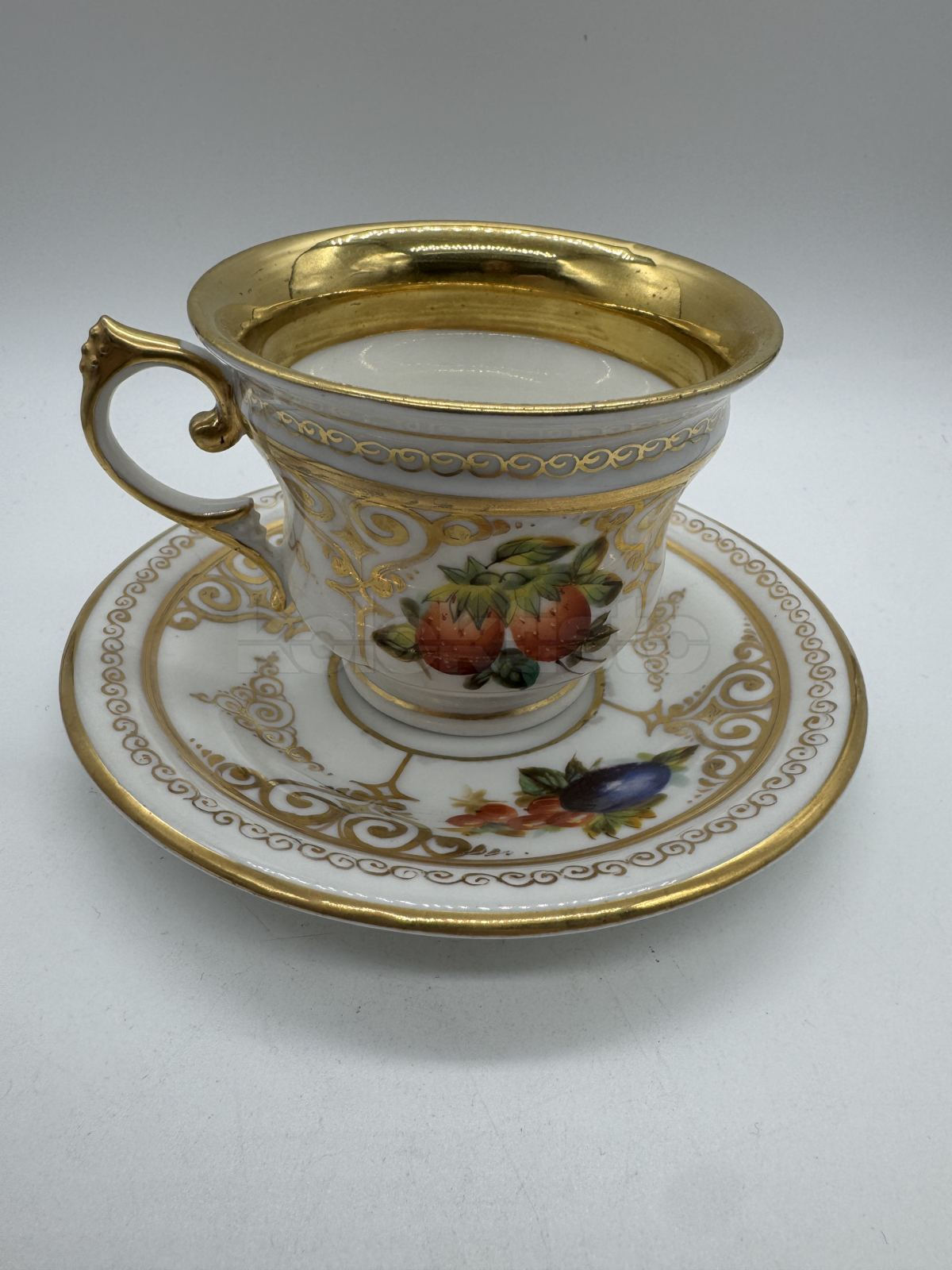 Porcelánový šálek s podšálkem