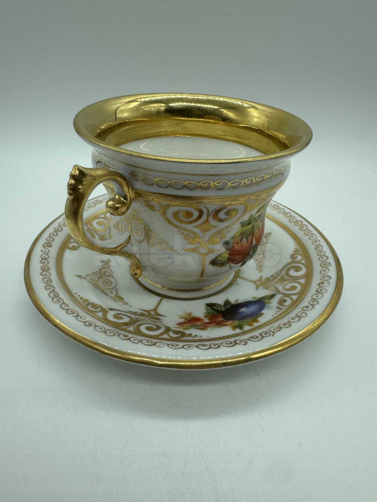 Porcelánový šálek s podšálkem
