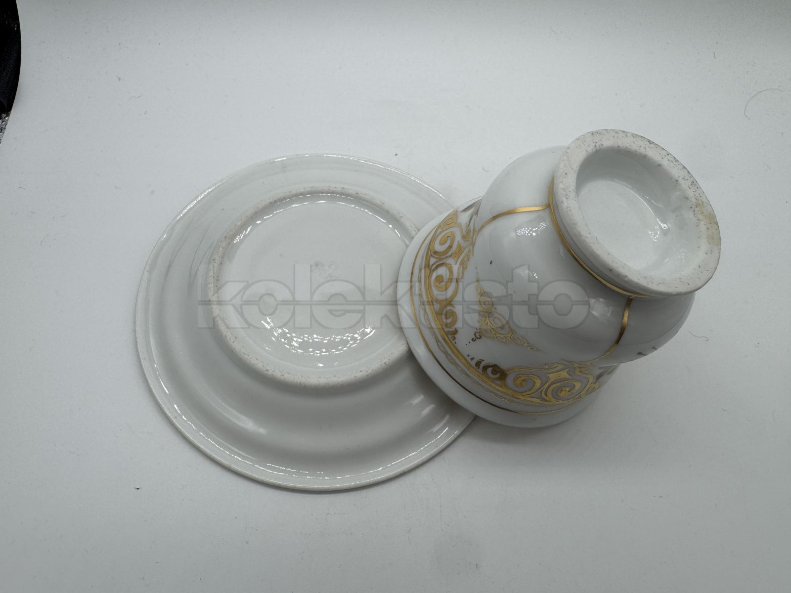 Porcelánový šálek s podšálkem
