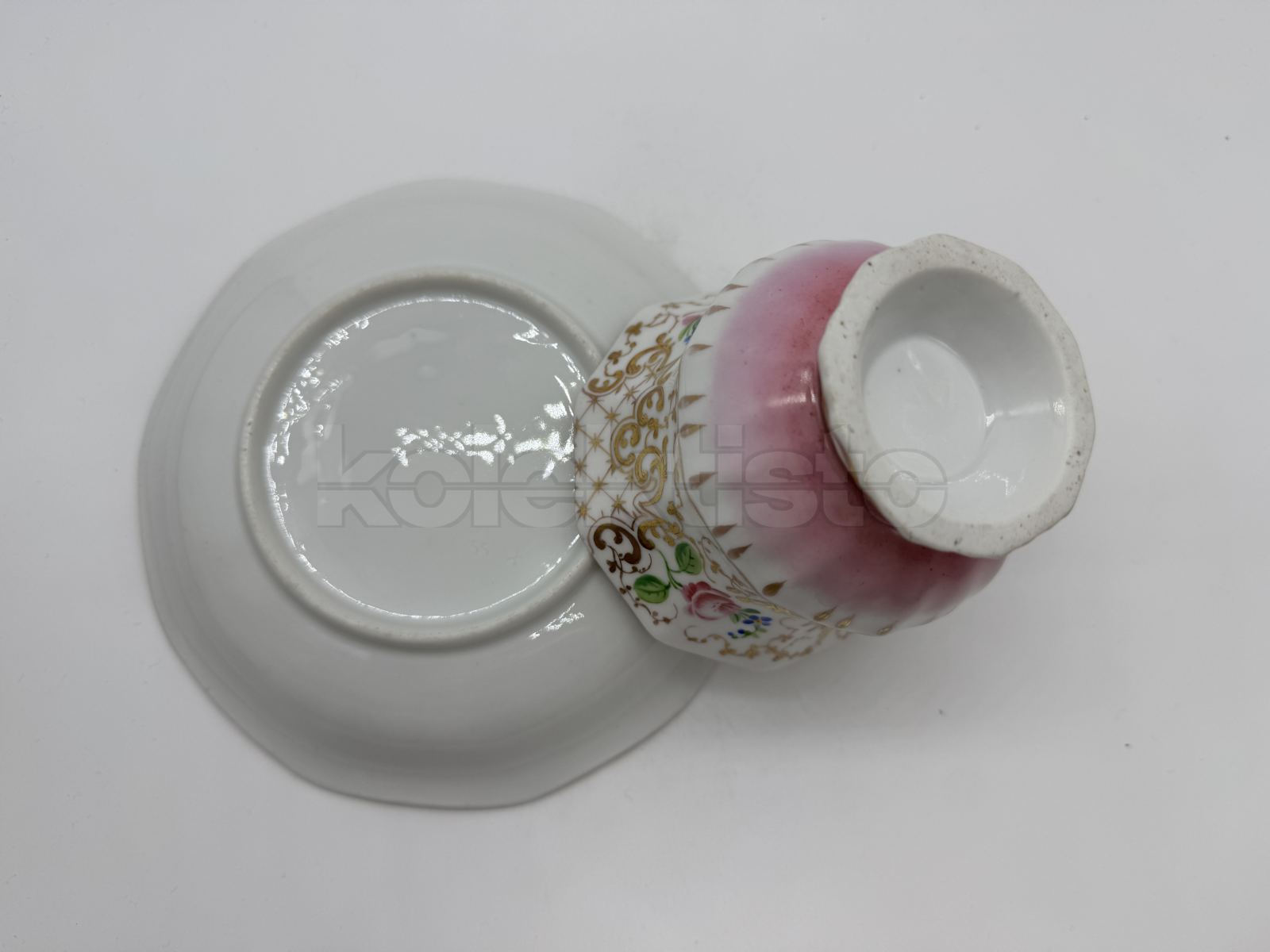 Porcelánový šálek s podšálkem