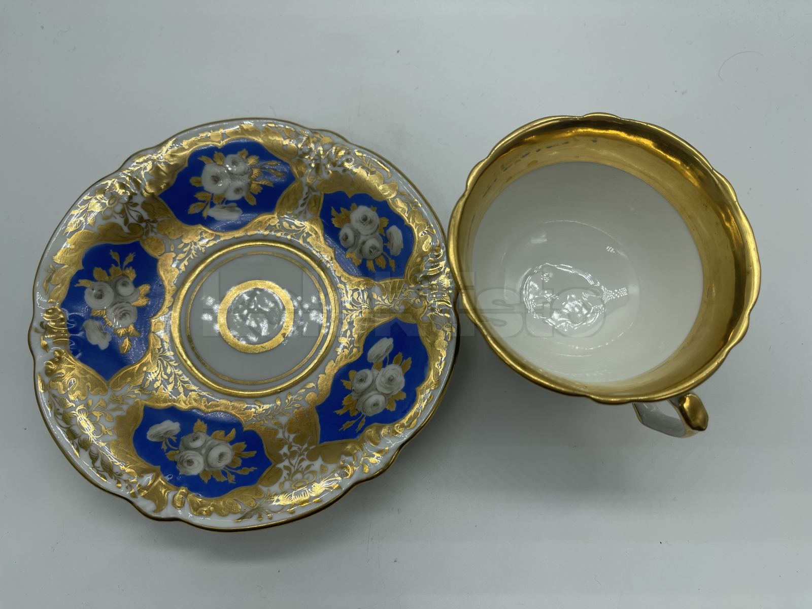 Porcelánový šálek s podšálkem