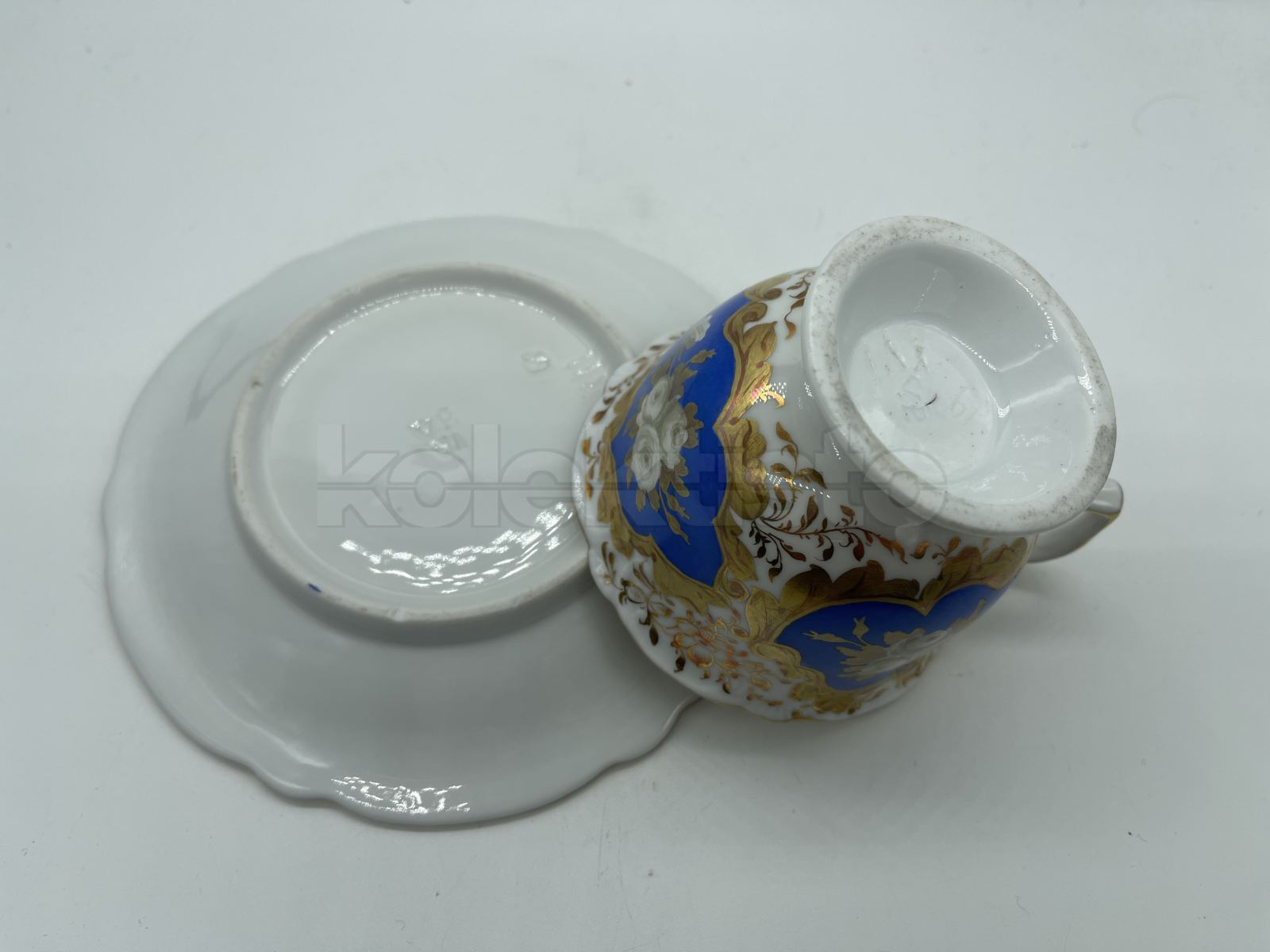 Porcelánový šálek s podšálkem