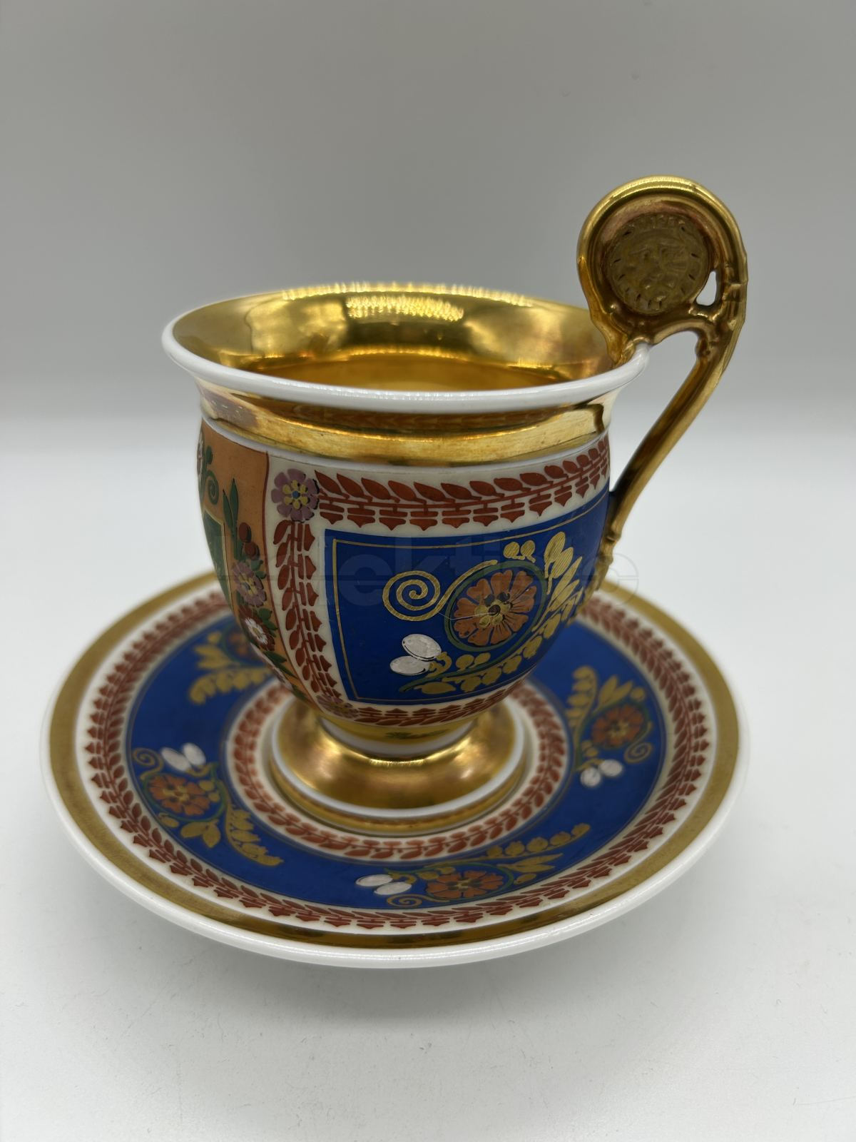 Porcelánový šálek s podšálkem s německým nápisem