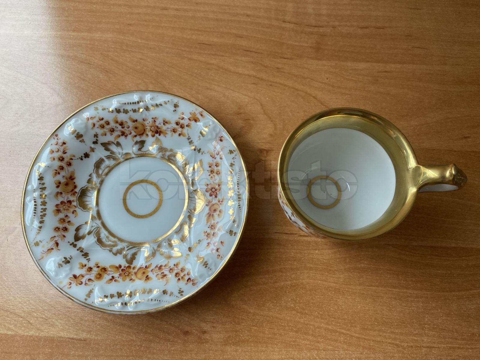 Porcelánový šálek s podšálkem