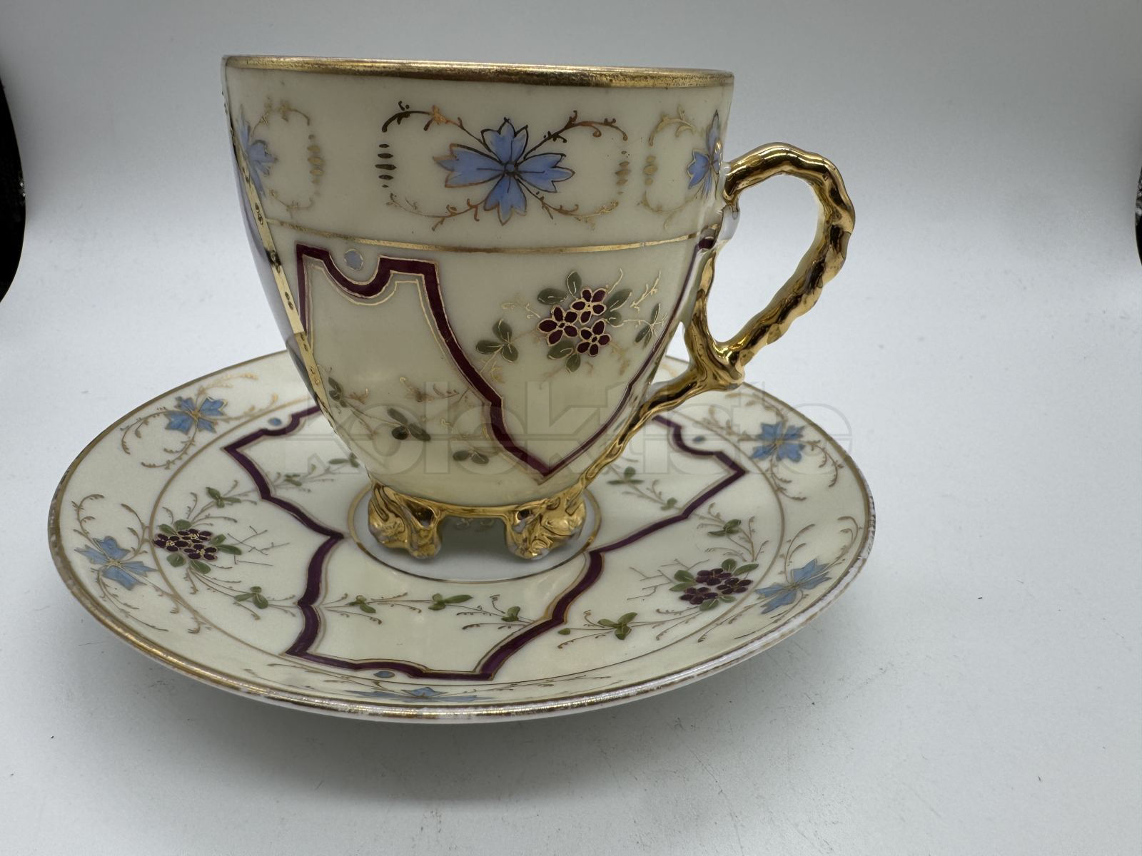Porcelánový šálek s podšálkem a ruční malbou mladé ženy