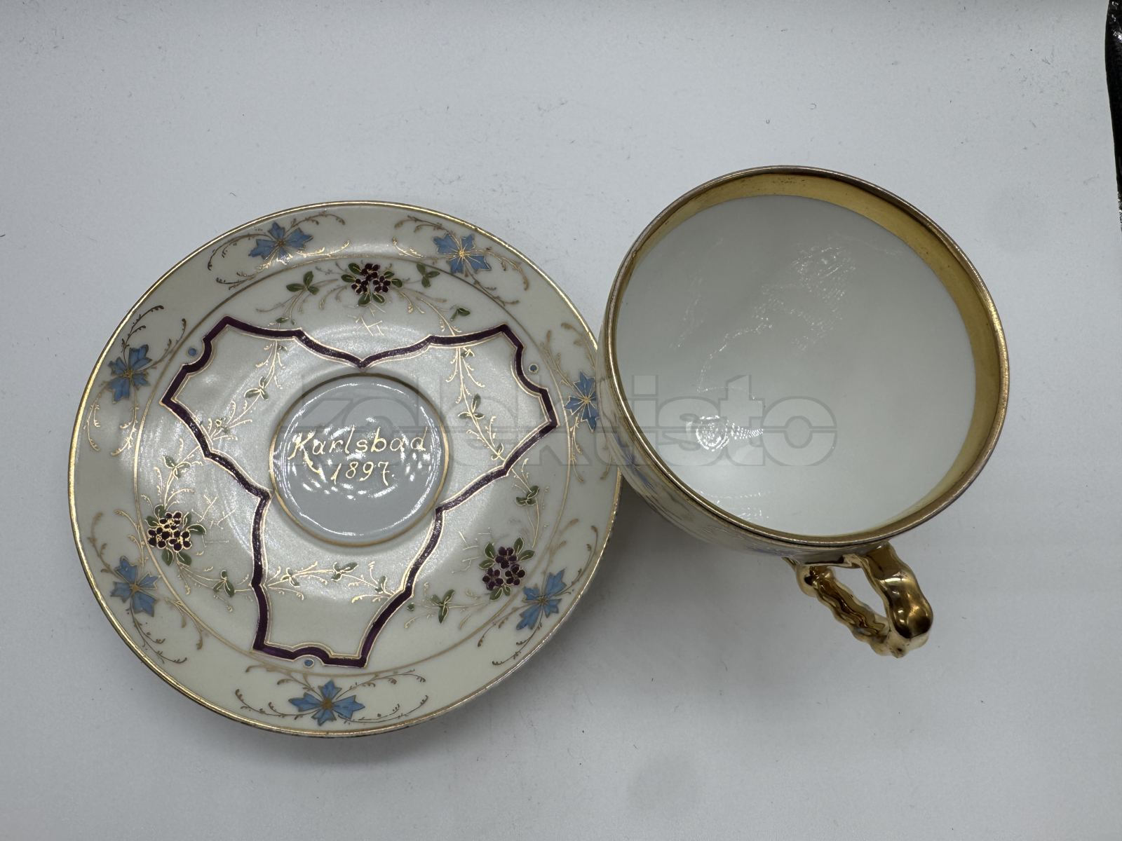 Porcelánový šálek s podšálkem a ruční malbou mladé ženy
