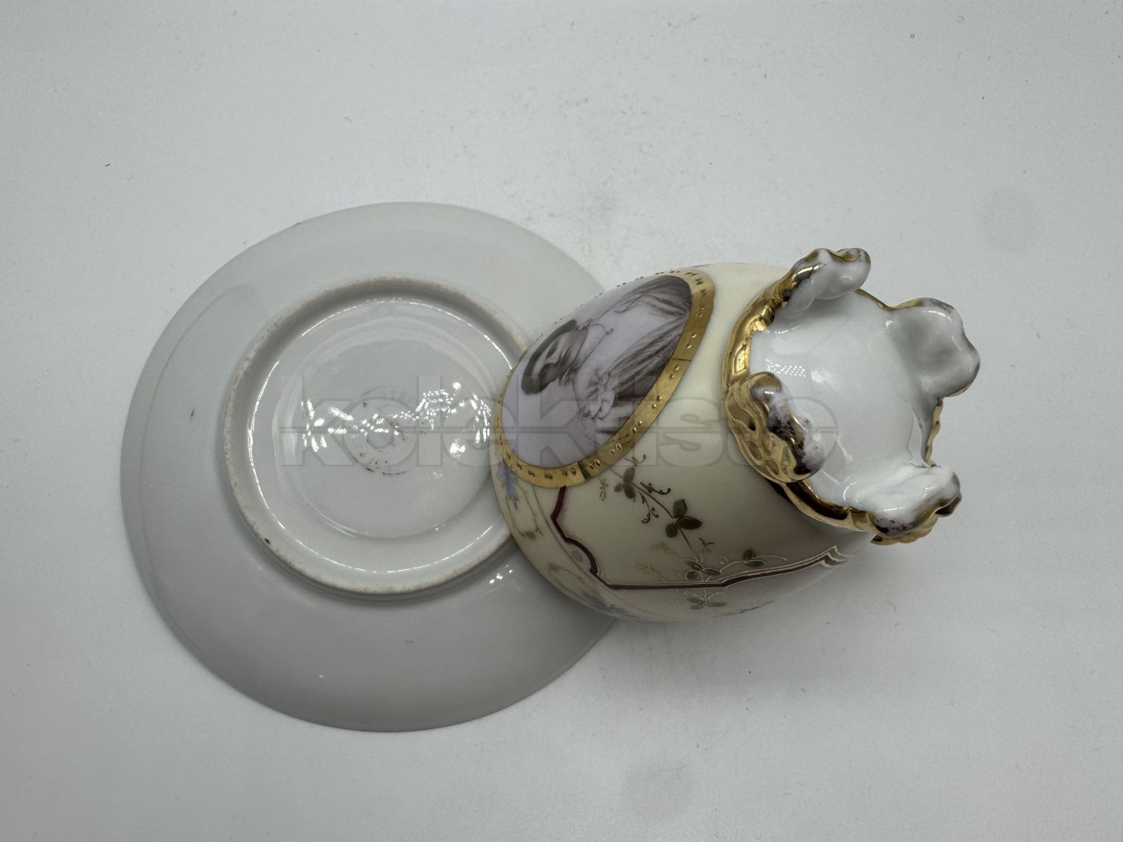 Porcelánový šálek s podšálkem a ruční malbou mladé ženy