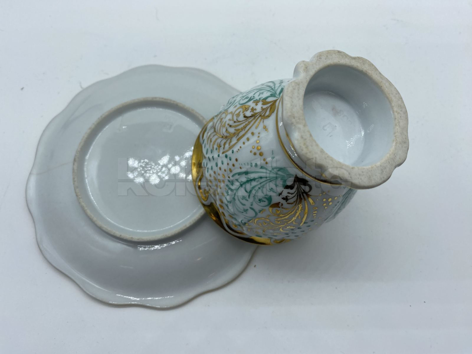 Porcelánový šálek s podšálkem