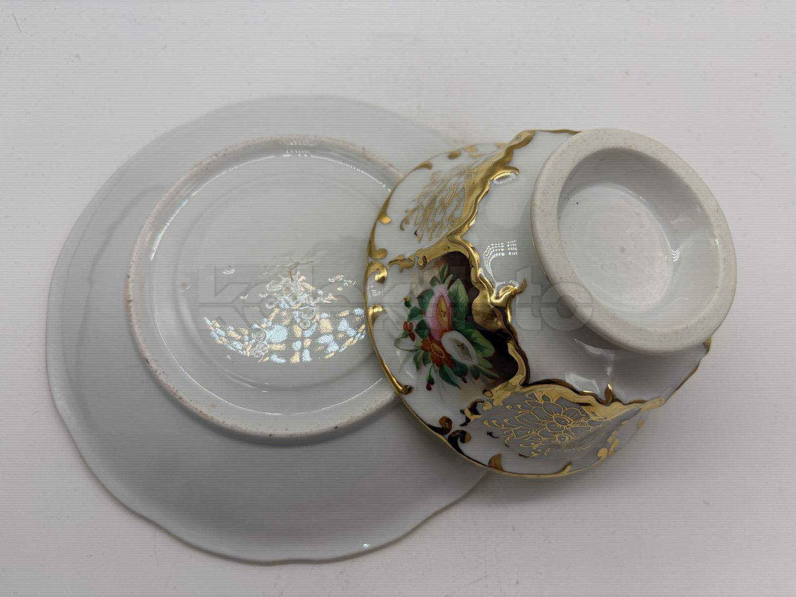 Porcelánový šálek s podšálkem
