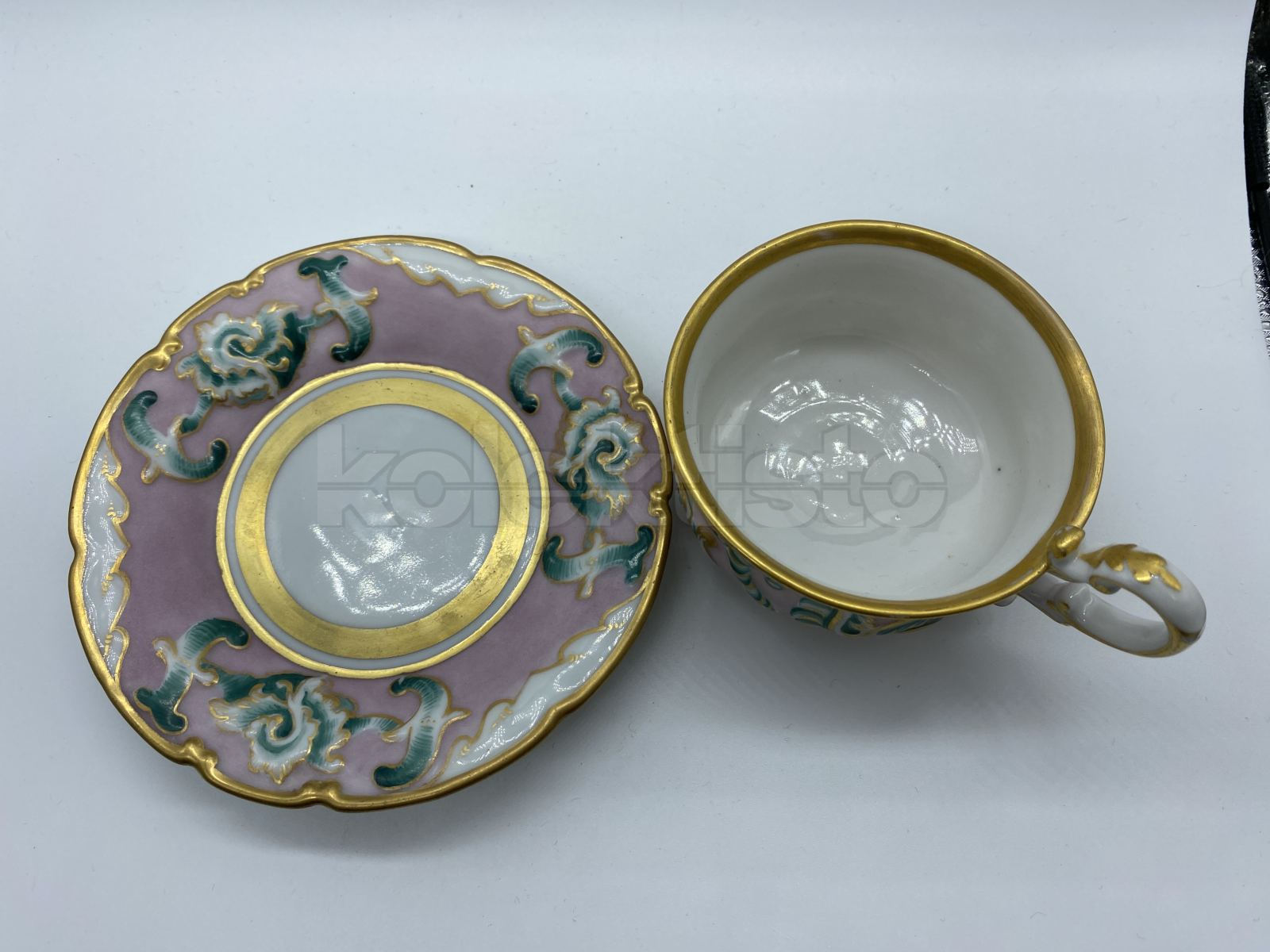 Porcelánový šálek s podšálkem s plastickým dekorem