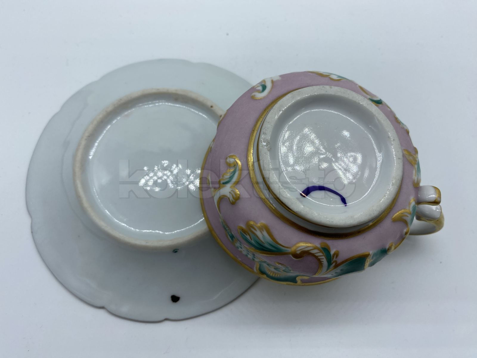 Porcelánový šálek s podšálkem s plastickým dekorem
