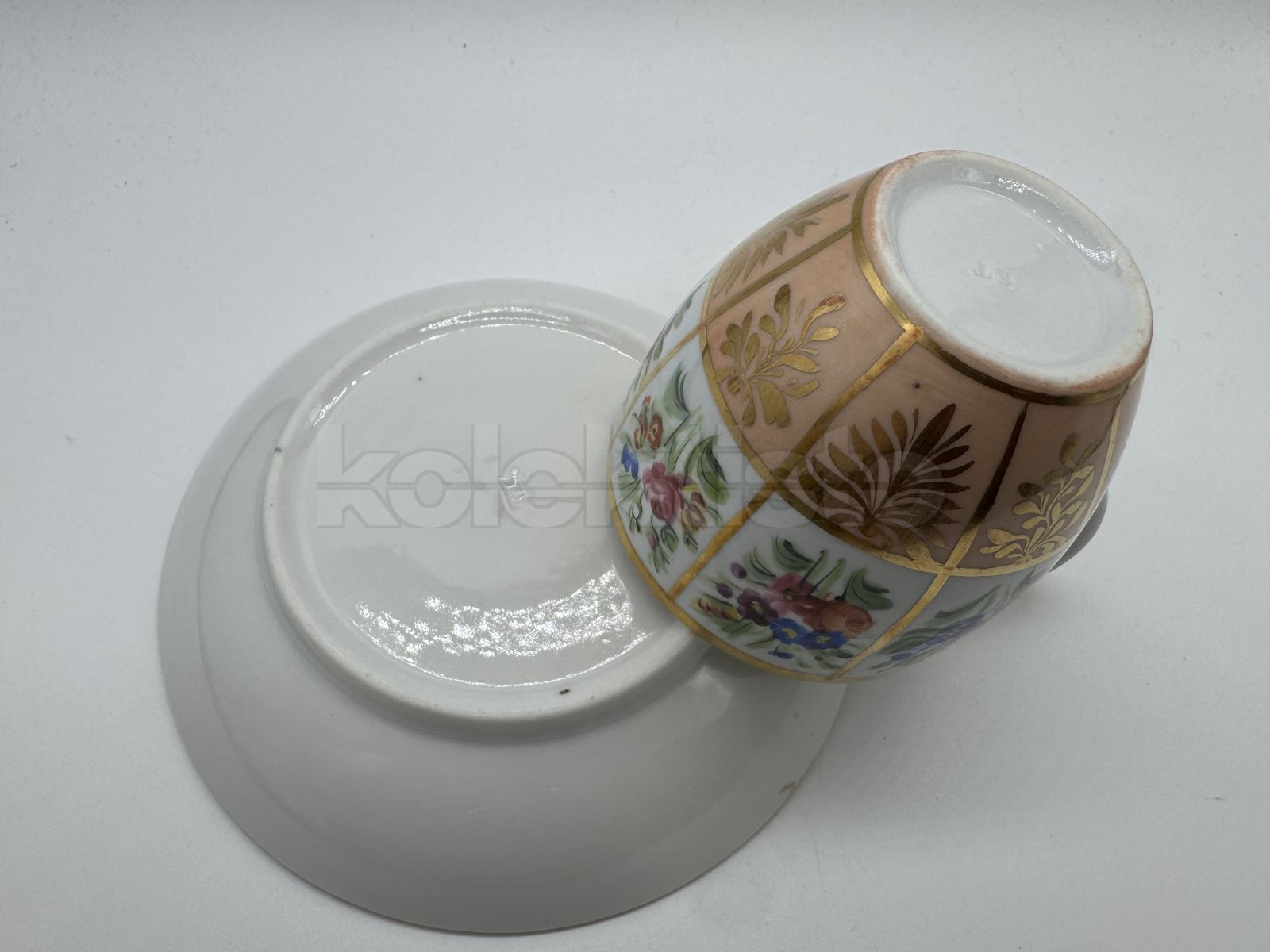 Porcelánový šálek s podšálkem