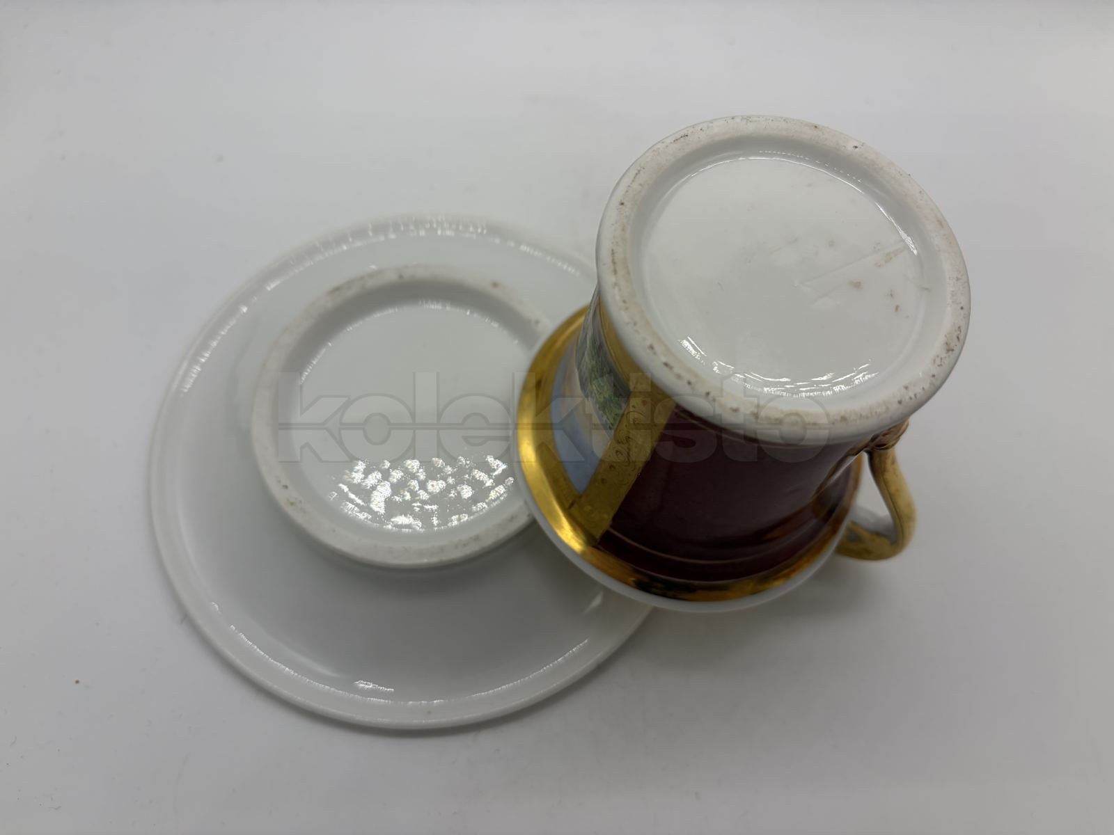 Porcelánový šálek s podšálkem