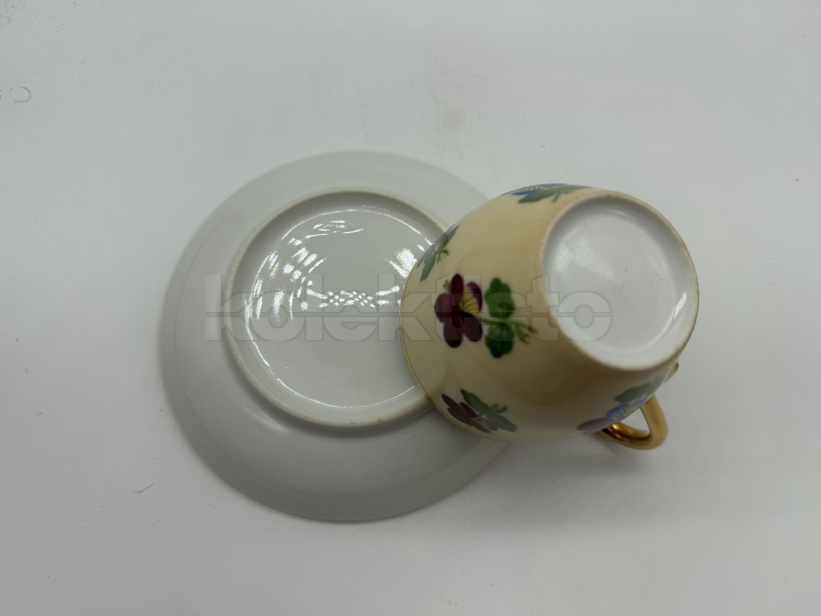 Porcelánový šálek s podšálkem