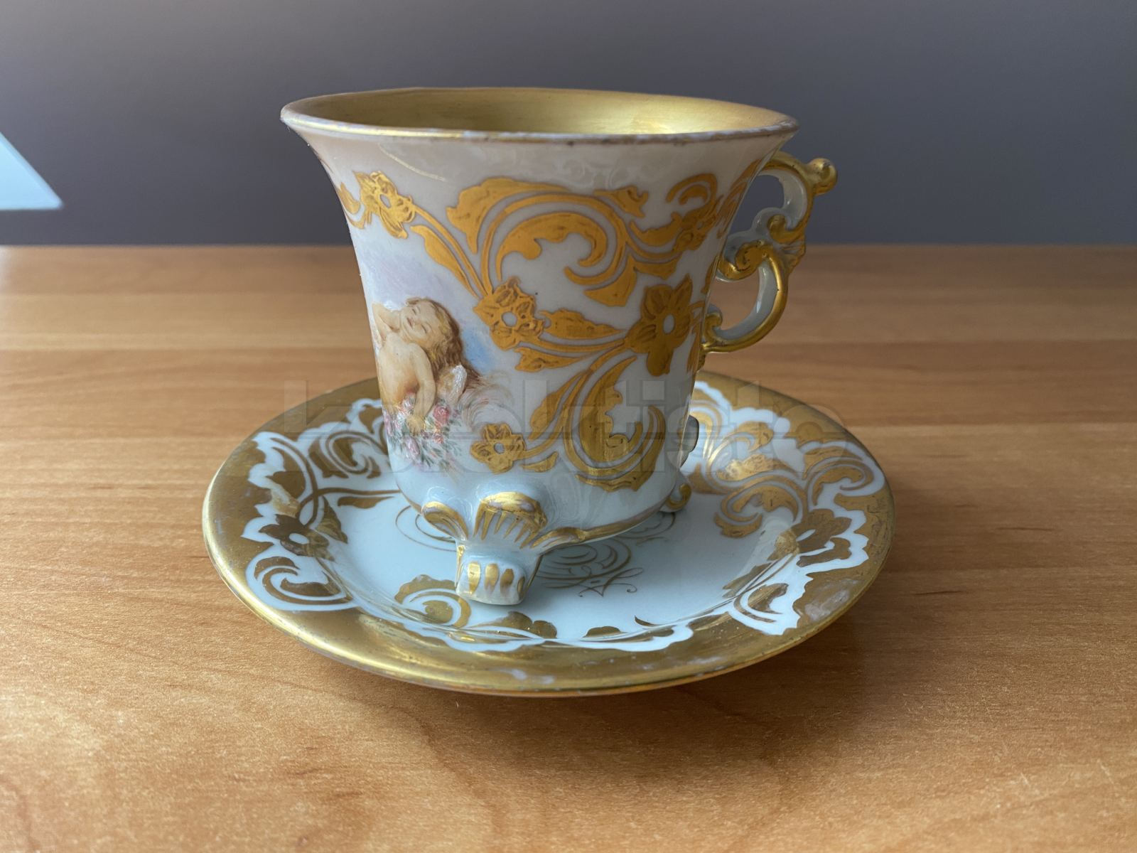 Porcelánový šálek podšálkem s miniaturou andílka