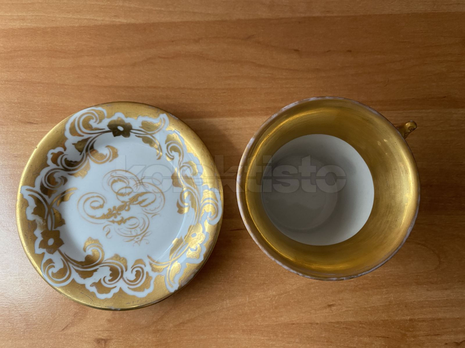Porcelánový šálek podšálkem s miniaturou andílka