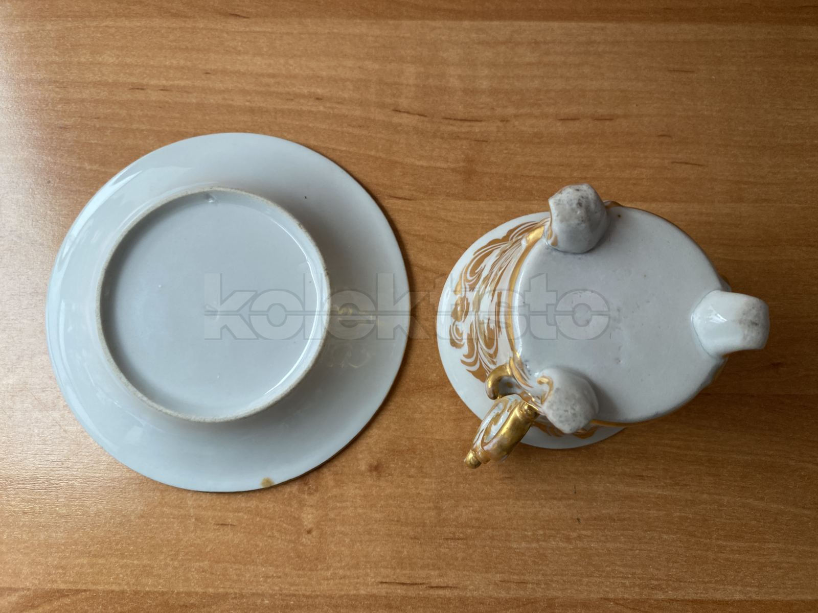 Porcelánový šálek podšálkem s miniaturou andílka