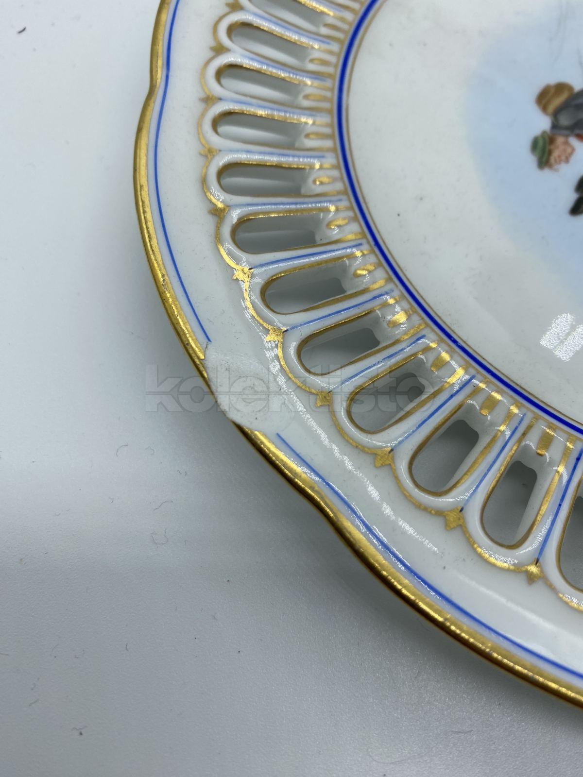 Porcelánový vykrajovaný talířek s humorným malovaným obrázkem