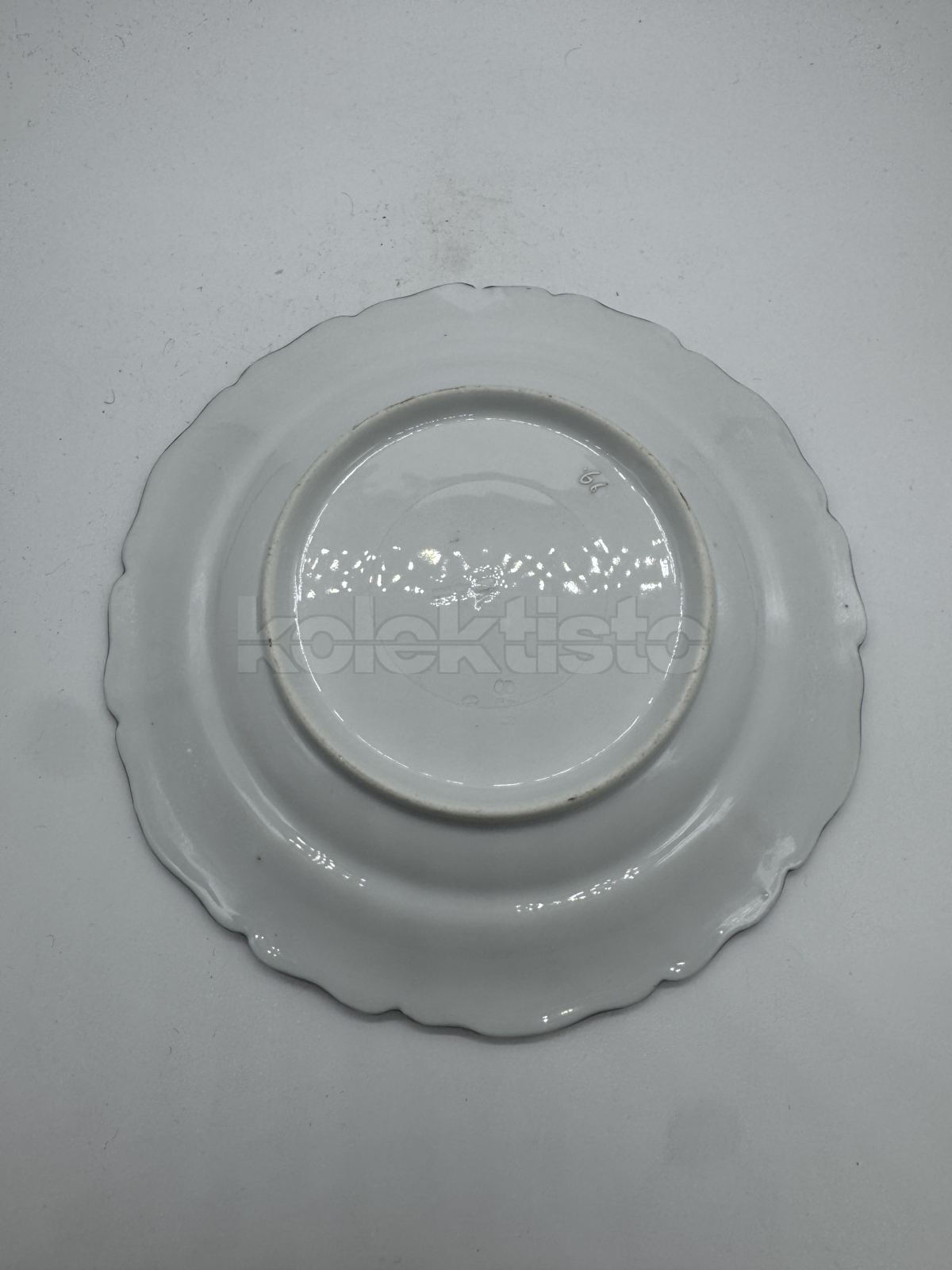 Porcelánový dezertní talířek s plastickým dekorem a malbou, cena za 1 ks