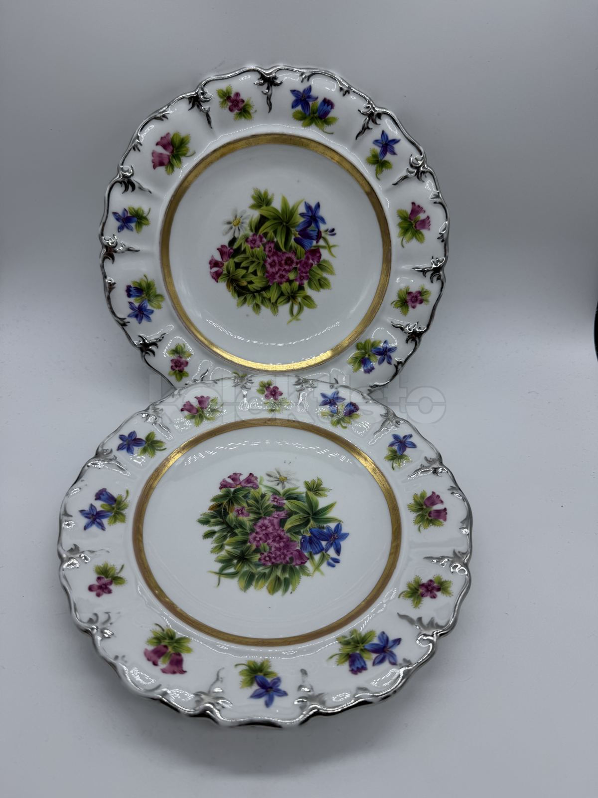 Porcelánový dezertní talířek s plastickým dekorem a malbou, cena za 1 ks