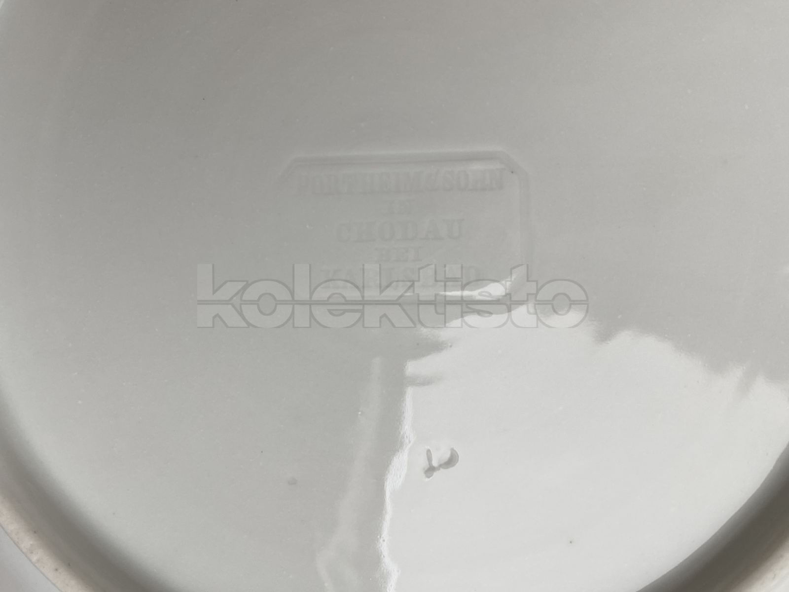 Porcelánový dezertní talíř s malbou květin