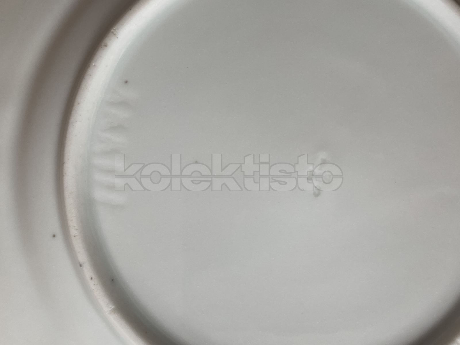 Porcelánový dezertní talíř s malbou květin