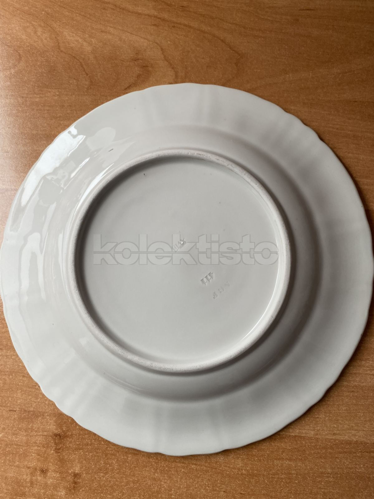 Porcelánový malovaný talíř mělký
