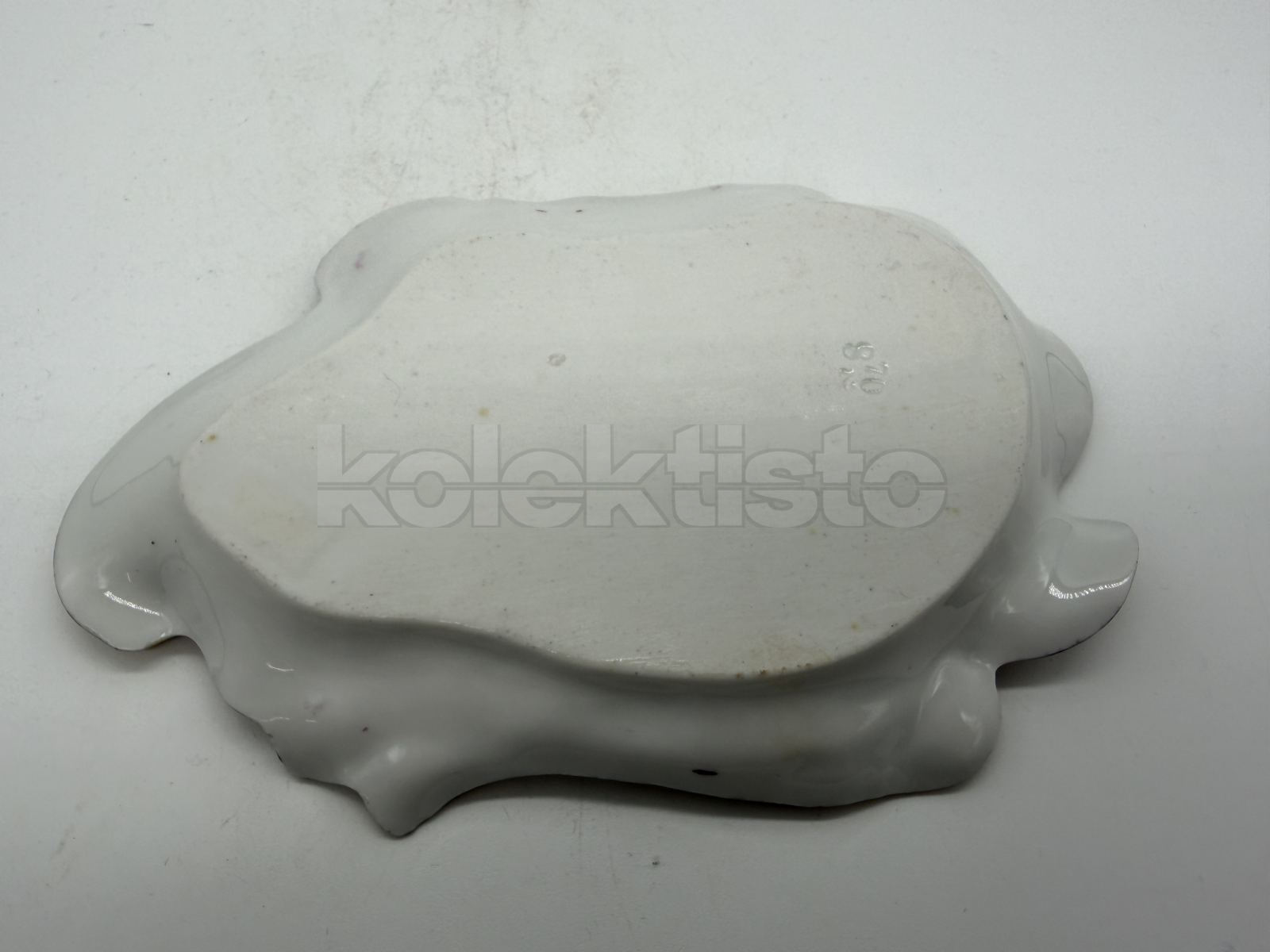 Porcelánový talířek na rybí kosti