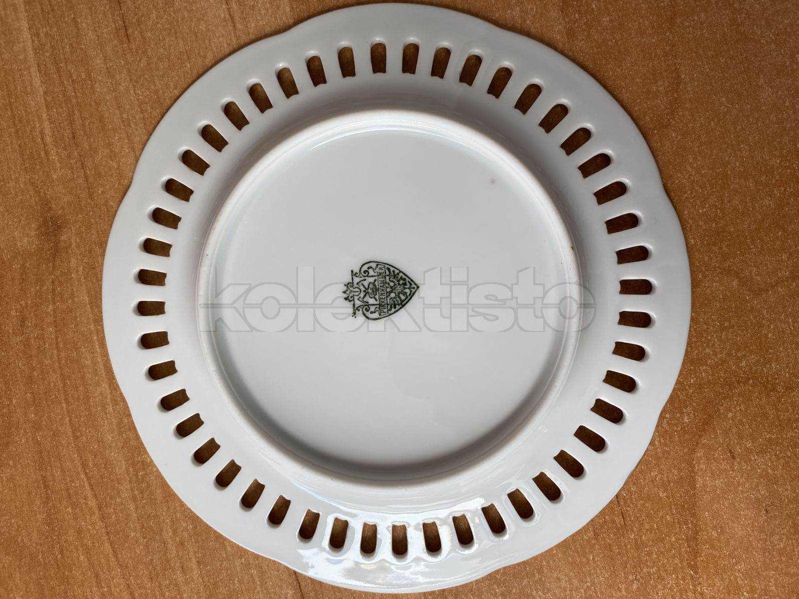 Porcelánový prořezávaný talířek s malbou PIRKENHAMMER