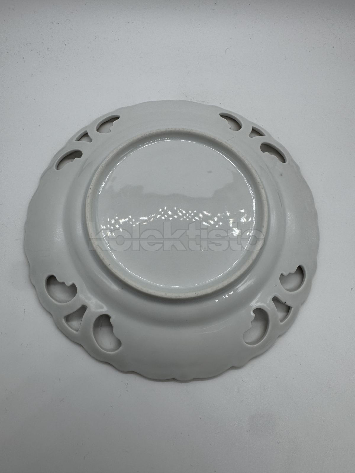 Porcelánový prořezávaný zlacený talířek