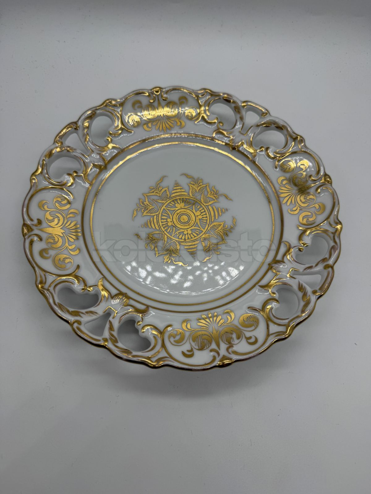 Porcelánový prořezávaný zlacený talířek