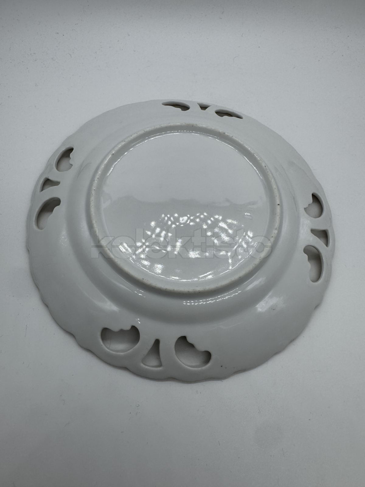 Porcelánový prořezávaný zlacený talířek