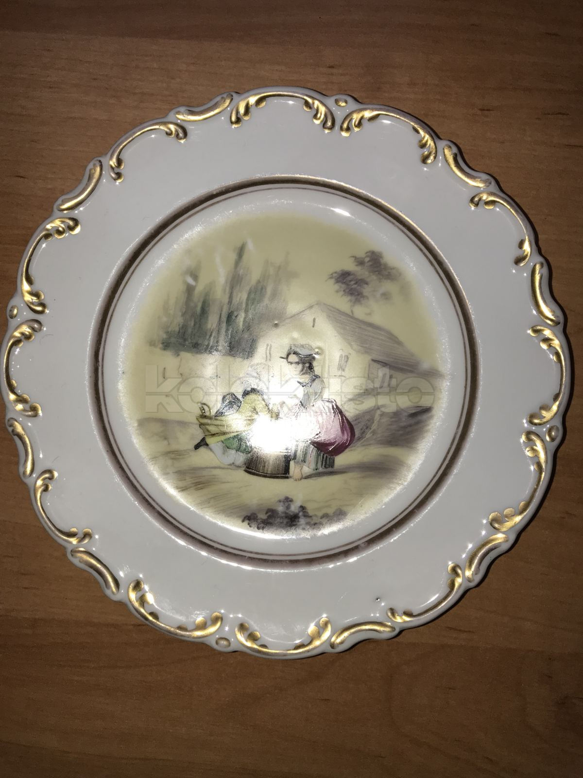 Porcelánový talířek s figurální malbou, cena za 1 ks